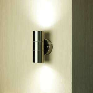 Lampă de perete exterioară V-TAC montată pe un perete, oferind iluminare în sus și în jos - Lămpi de perete pentru exterior