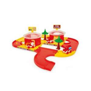 Wader Play Tracks City Tűzoltóság játékkészlet, két tűzoltóállomással, három járművel, útszakaszokkal, fákkal és matricákkal - Autópálya & Parkolóház