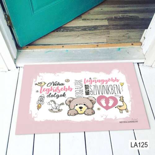 Rózsaszín lábtörlő egy aranyos plüssmacival és a "Néha a legkisebb dolgok foglalják a legnagyobb helyet szívünkben" felirattal