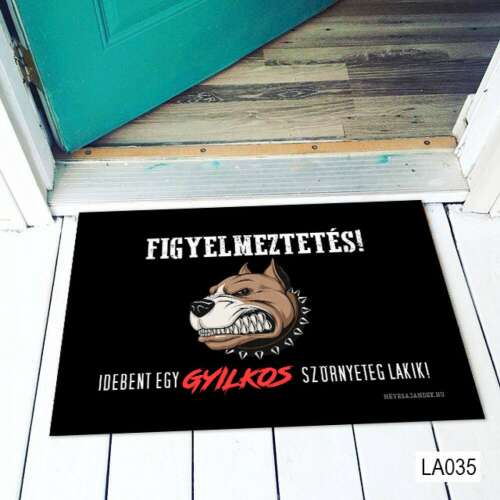 Vicces lábtörlő pitbull kutyával és a "Idebent egy gyilkos szörnyeteg lakik!" felirattal