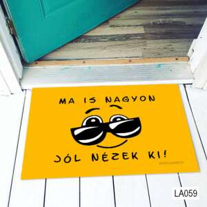 Vicces lábtörlő mosolygós arccal, napszemüvegben, a felirattal: 'Ma is nagyon jól nézek ki!' - Vicces ajándék