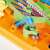 A Screwball Scramble Level 2 játék közeli képe, a golyó kilövőjét és egy fém golyót mutat