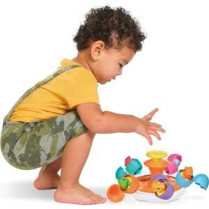 Gyermek játszik a Tomy Toomies Jurassic World Spin & Hatch Dino Eggs játékkal - Babajáték