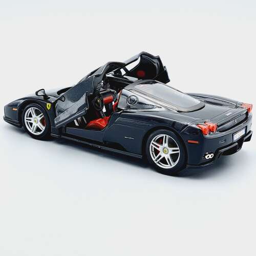 Ferrari Enzo 2002 1:24 méretarányú modell autó, fekete, oldalnézet, nyitott ajtókkal - Edicola