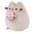 Pusheen plüss játék fagylaltos szendviccsel, oldalnézet