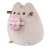 Pusheen plüss játék fagylaltos szendviccsel, oldalnézet