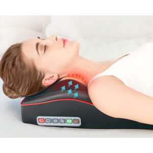 Nő használ egy fekete fűthető masszázs párnát nyak- és hátfájás enyhítésére - Masszázspárna