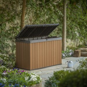 Darwin 662L barna kerti tárolóláda nyitott fedéllel kerti környezetben - Curver
