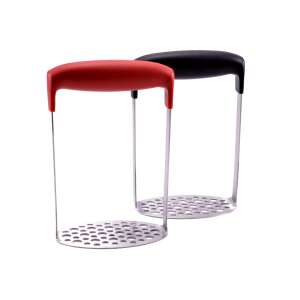 Vörös és fekete krumplitörő, konyhai eszköz krumpli összetöréséhez - Krumplinyomó & Krumplitörő