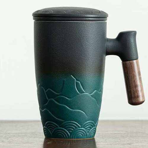 Kerámia teáscsésze filterrel, zöld és fekete hegyes mintával, fa fogóval