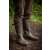 Fox Neoprene Lined Camo/Khaki Wellies gumicsizma, barna gumicsizma állítható pánttal, vízálló, szigetelt, egy személy által viselve természetes környezetben