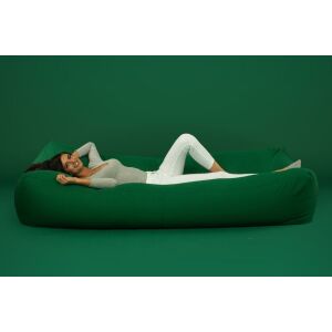 Nő pihen a Komfort Zöld Babzsákfotel Ágyon - Babzsákfotel & Ülőke