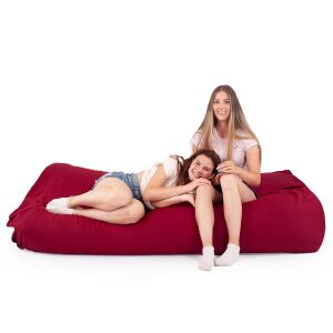 Két nő pihen egy Komfort Bordó Babzsákfotel Ágyon - Babzsákfotel & Ülőke