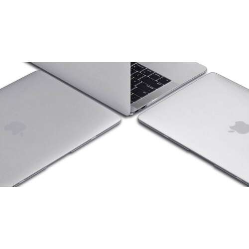 Tech-Protect Smartshell Macbook Air 13.6" (2022) priehľadný obal, pohľad 3/4, zobrazujúci obal na notebooku