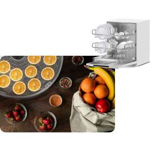 Suszarka do żywności Berdsen, czarna, taca z suszonymi plastrami pomarańczy, na drewnianym stole z owocami i przyprawami - Suszenie