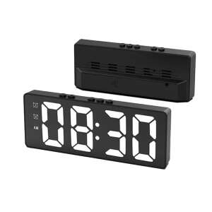 Schwarzer digitaler Wecker mit LED-Spiegeldisplay, zeigt 08:30 Uhr, verfügt über eine Schlummerfunktion, Temperaturanzeige und eine sprachgesteuerte Hintergrundbeleuchtung - Innenarchitektur