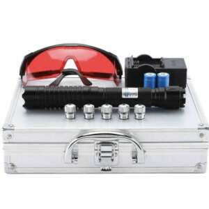 Blauer Laserpointer-Set, enthält Laserpointer, 5 Musterkappen, Schutzbrille, Ladegerät, Batterien, Tragetasche - Schreibwaren & Schreibmaterial