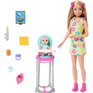 Barbie Skipper Babysitters Inc. Puppenset mit Baby-Puppe im Hochstuhl, inklusive Zubehör wie Löffel, Lätzchen und Essen - Mattel Baba