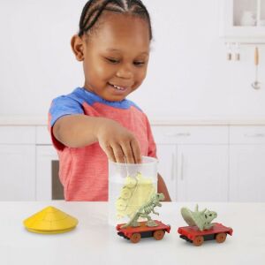 Gyerek játszik a Fisher-Price Thomas & Friends Color Reveal Kana mozdonyával és dinoszaurusz rakományával - Fisher Price