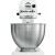 Pohľad spredu na KitchenAid Classic White stojanový mixér s nerezovou misou