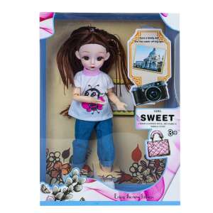 Sweet Girl Doll, 3+ years old, with big eyes, wearing a white t-shirt with a bee design and blue jeans - Nonbrand Baba