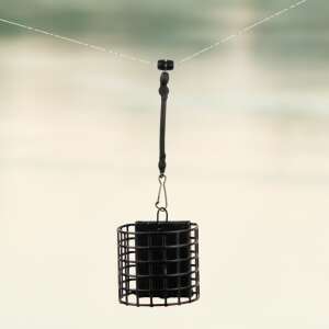 Fekete feeder kosár forgó csatlakozóval, horgászszálon lóg - Horgász ólom