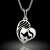 Сребърен колие с висулка сърце за майка и дъщеря на черен фон