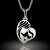Сребърен колие с висулка сърце за майка и дъщеря на черен фон