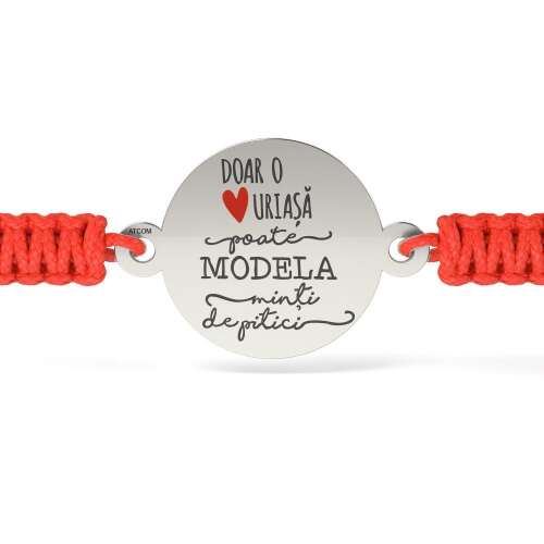 Silver bracelet with red cord and inscription "DOAR O URIAȘĂ POATE MODELA MINȚI DE PIȚICI" 