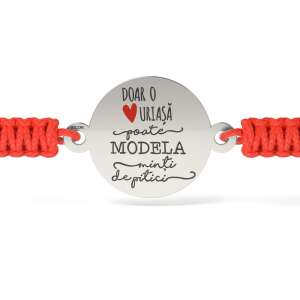 Сребърна гривна с червен шнур и надпис "DOAR O URIAȘĂ POATE MODELA MINȚI DE PIȚICI" - Atcom Jewelry