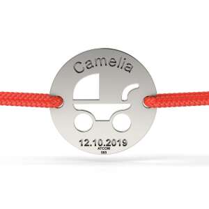 Ezüst karkötő piros zsinórral és kerek medállal, rajta babakocsi, a Camelia név és a 12.10.2019 dátum - Atcom Jewelry