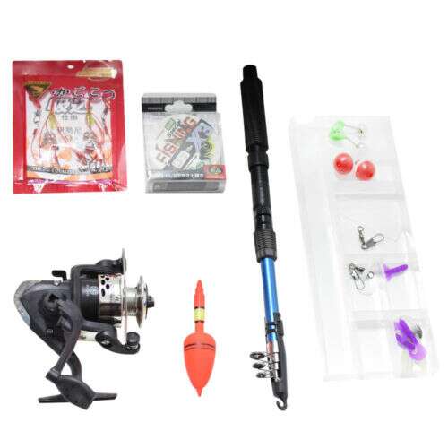 Wędka, kołowrotek, żyłka, przynęty i inne akcesoria, wszystko ułożone na białym tle