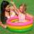Intex Sunset Glow aufblasbarer Babypool, rosa, gelb, grün, 61 x 22 x 15 cm, Kind spielt im Pool