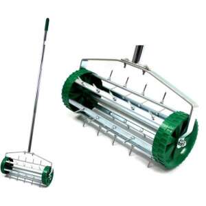 Aerator pentru gazon GardenLine de aproape, scarificator manual cu țepi pentru aerarea solului - Greble