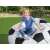 Dziecko siedzi na Bestway Beanless Soccer Ball Chair, fotel dmuchany dla dzieci, czarno-biały wzór piłki nożnej