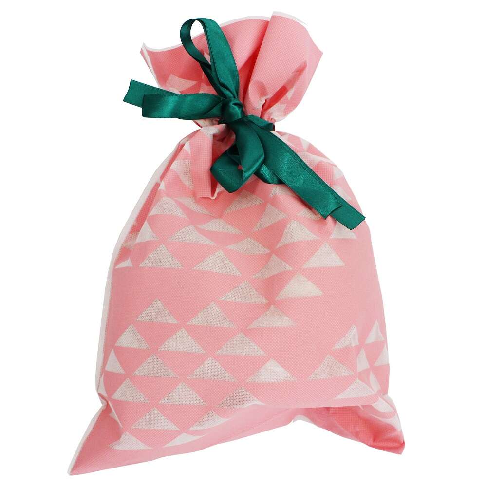 30 x 45 cm-es rózsaszín alapon fehér háromszög mintás ajándékzsák...