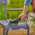 Zestaw czyszczący Gardena Cleansystem Basic Soft w użyciu, czyszczenie krzesła