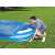 O persoană pune o husă pentru piscină Bestway Flowclear PVC pe o piscină