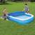 Menschen legen eine Bestway Flowclear PVC Pool-Abdeckung auf einen Pool