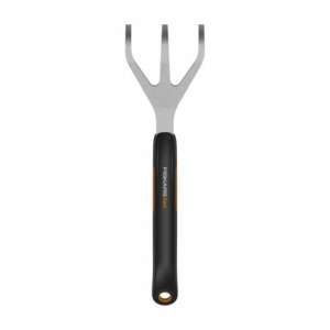 Fiskars Xact Handkultivator mit Softgrip-Griff, Edelstahlkopf mit breiten und scharfen Stahlzinken, langer Stiel für effizientes Arbeiten - Fiskars