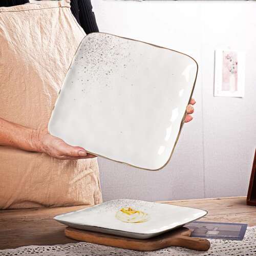 Aranyos csillogású négyzet alakú kerámia tányér arany szegéllyel, tökéletes előételek vagy desszertek tálalásához