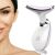 Intenzív elektromos fényterápia - ránc és bőrfeszesítő masszírozó - ES-1081 - Fehér használat közben az arcon