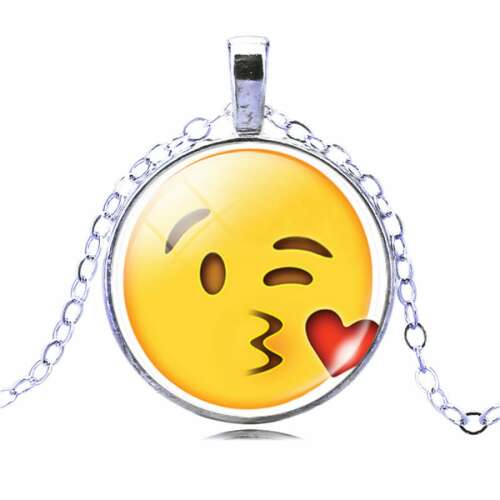 Ezüst láncos nyaklánc kerek üveg medállal, amelyen egy sárga emoji van egy piros szívvel, puszit fúj 