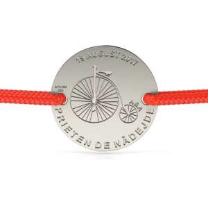 Srebrna bransoletka z czerwoną sznurówką i okrągłym wisiorkiem z grawerowanym rowerem - Atcom Jewelry