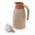Bézs színű termosz kancsó fogantyúval és fedéllel, 1,3L űrtartalommal, a fedél külön látható