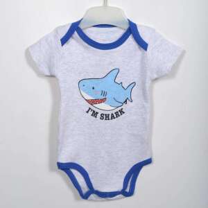 Grauer Baby-Body mit blauem Besatz und einem Hai-Druck mit der Aufschrift 'I'm Shark' - E plus M