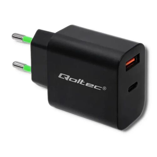 Ładowarka sieciowa Qoltec 51713 Micro-USB z portami USB-C i USB, widok pod kątem
