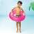 Copil folosind Intex 76 cm inel de înot gonflabil roz cu mânere într-o piscină