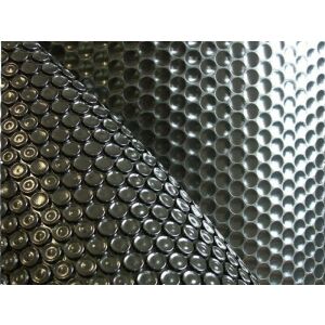 Közelkép a Marimex fekete szolár medence takaró buborék textúrájáról - Szolártakaró