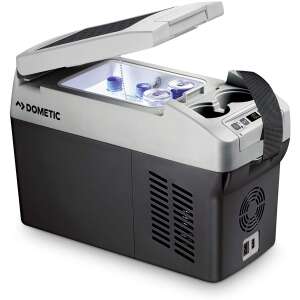 Frigider portabil Dometic CFF 20, negru și alb, cu capacul deschis și băuturi în interior - Transportatori de alimente și băuturi